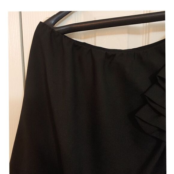 Women's Cold Shoulder Crop Top in Black with Rose Applique EUC No Tags Size S - Picture 3 of 7